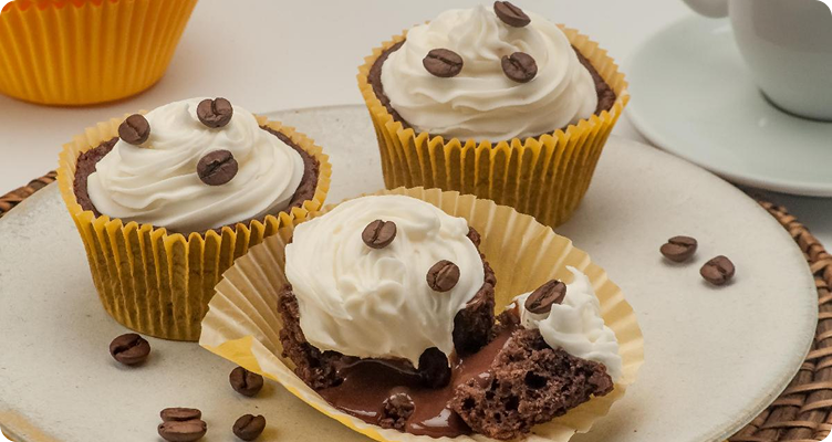 Imagem de um cupcake com graos de café e um chantilly